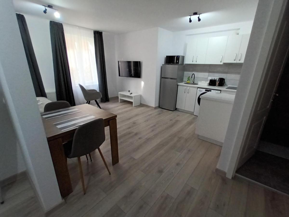Old Town Studio Apartments Бая-Маре Экстерьер фото