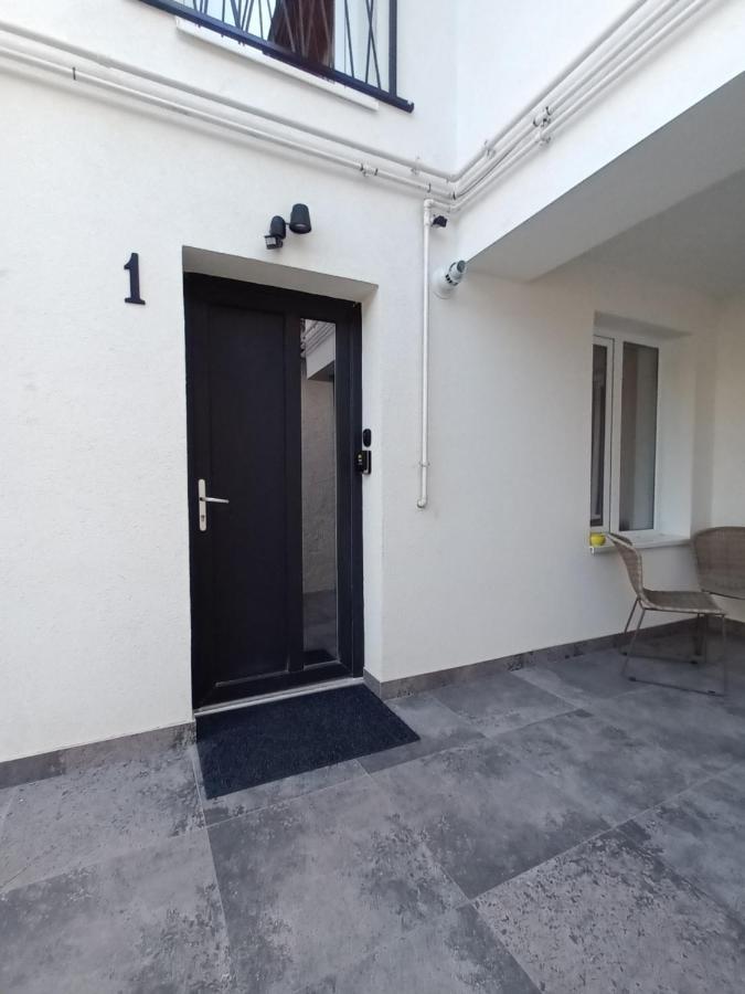 Old Town Studio Apartments Бая-Маре Экстерьер фото